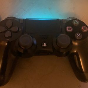 PlayStation 4 slime come with one controller and 2 games